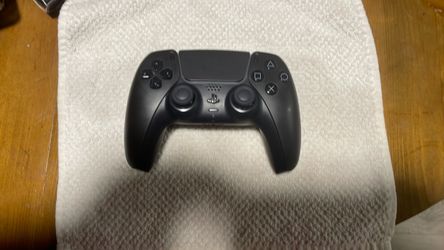 Play station 5 control all black
