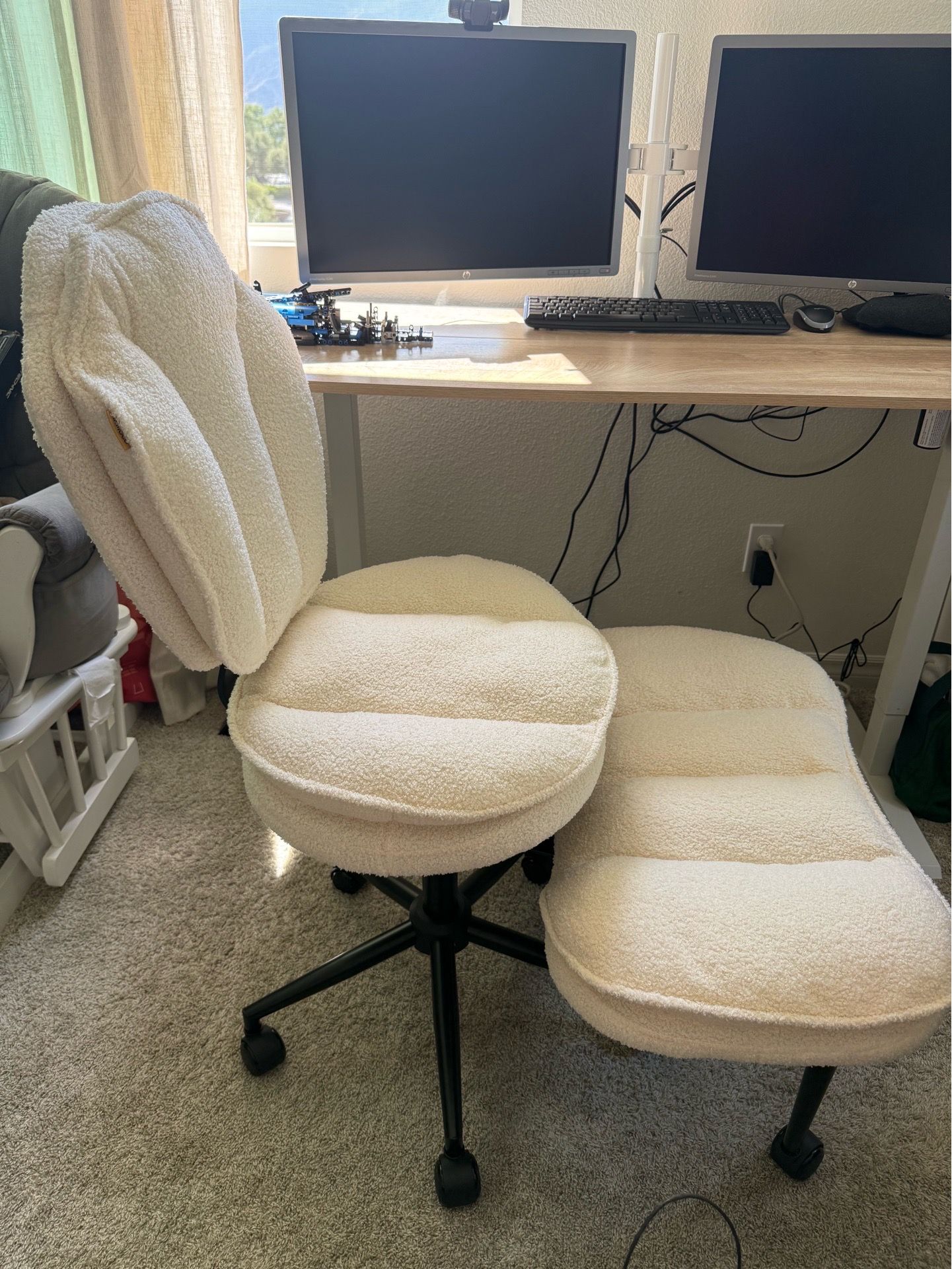 Office chair with footrest for cross-legged position