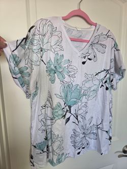 New White / Green Floral Print V-Neck Top - 2x