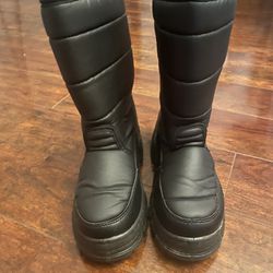  Snow boots Size 6 Ladies/womens