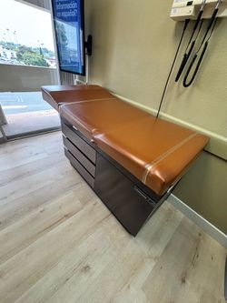 Midmark 104 Exam Table