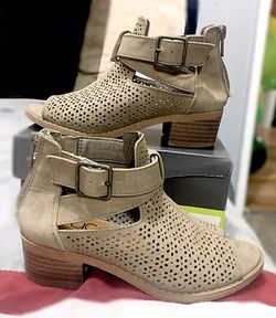 Girl’s bootie sandals