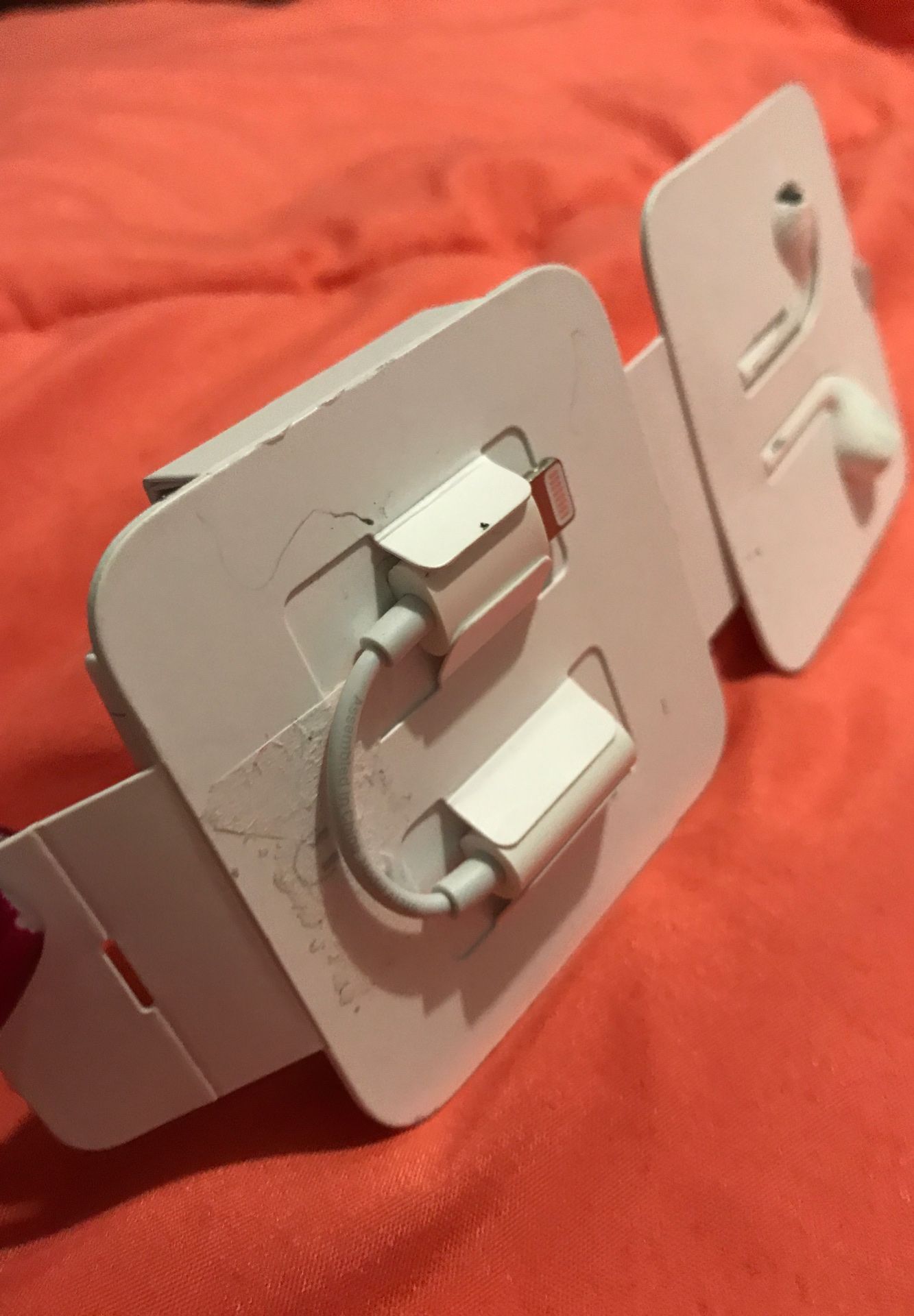 Apple earbud single and earbuds
