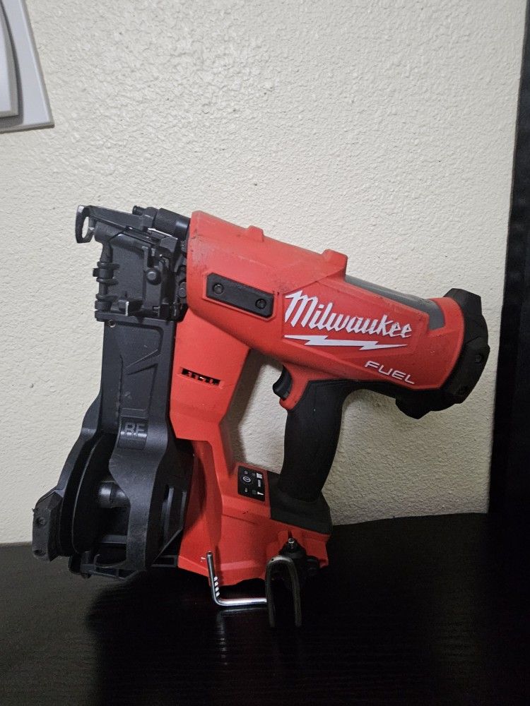 MILWAUKEE M18 FUEL COIL ROFFING NAILER