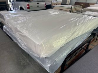 12” Zinus memory foam king Mattress-LIKE NEW!