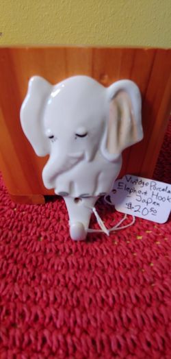 PORCELAIN ELEPHANT HOOK