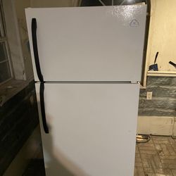 EXCELLENT RUNNING  WHITE FRIDGE! FRIDGE & FREEZER SECTIONS WORK PERFECTLY! 18 CU. FT. WHITE WESTING HOUSE IS BRAND! Will show it running! I’m in marre