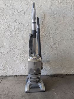 Shark Navigator Lift-Away Deluxe Vacuum