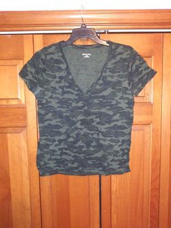 LADIES LARGE CAMAFLAUGE SHIRT FROM MERONA
