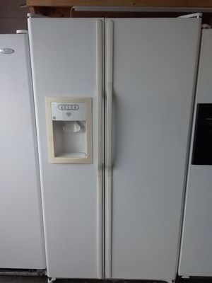 Photo White ge side by side refrigerator ice and water in door in excellent working condition