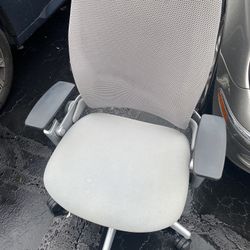 Steelcase V2 Leap 2019