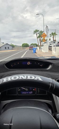 2008 Honda Civic. Tiene estéreo de pantalla