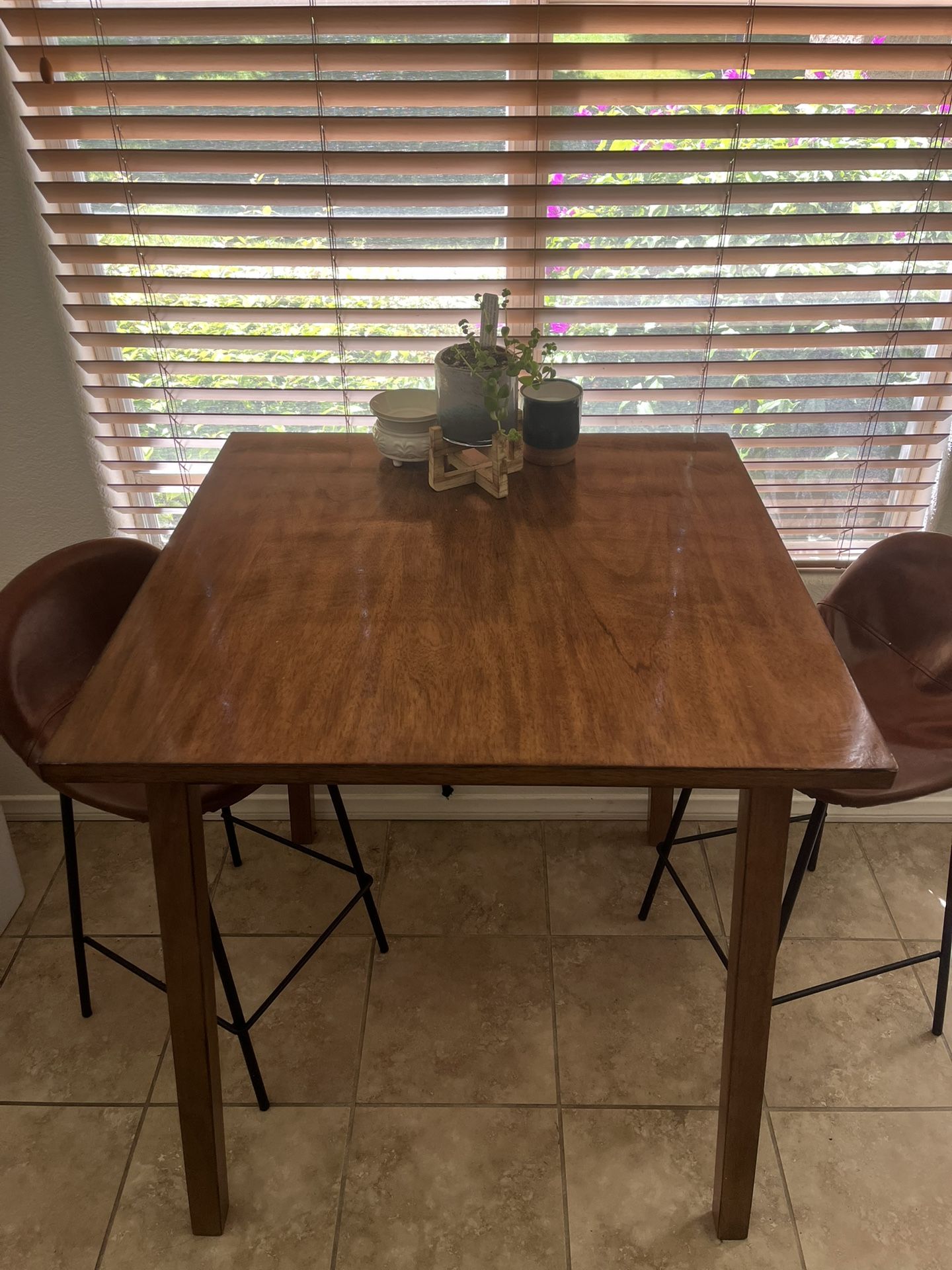 MCM High Top Table
