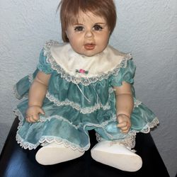 Cute Porcelain Doll Outfit / Dress Dolls Leg Has Crack
