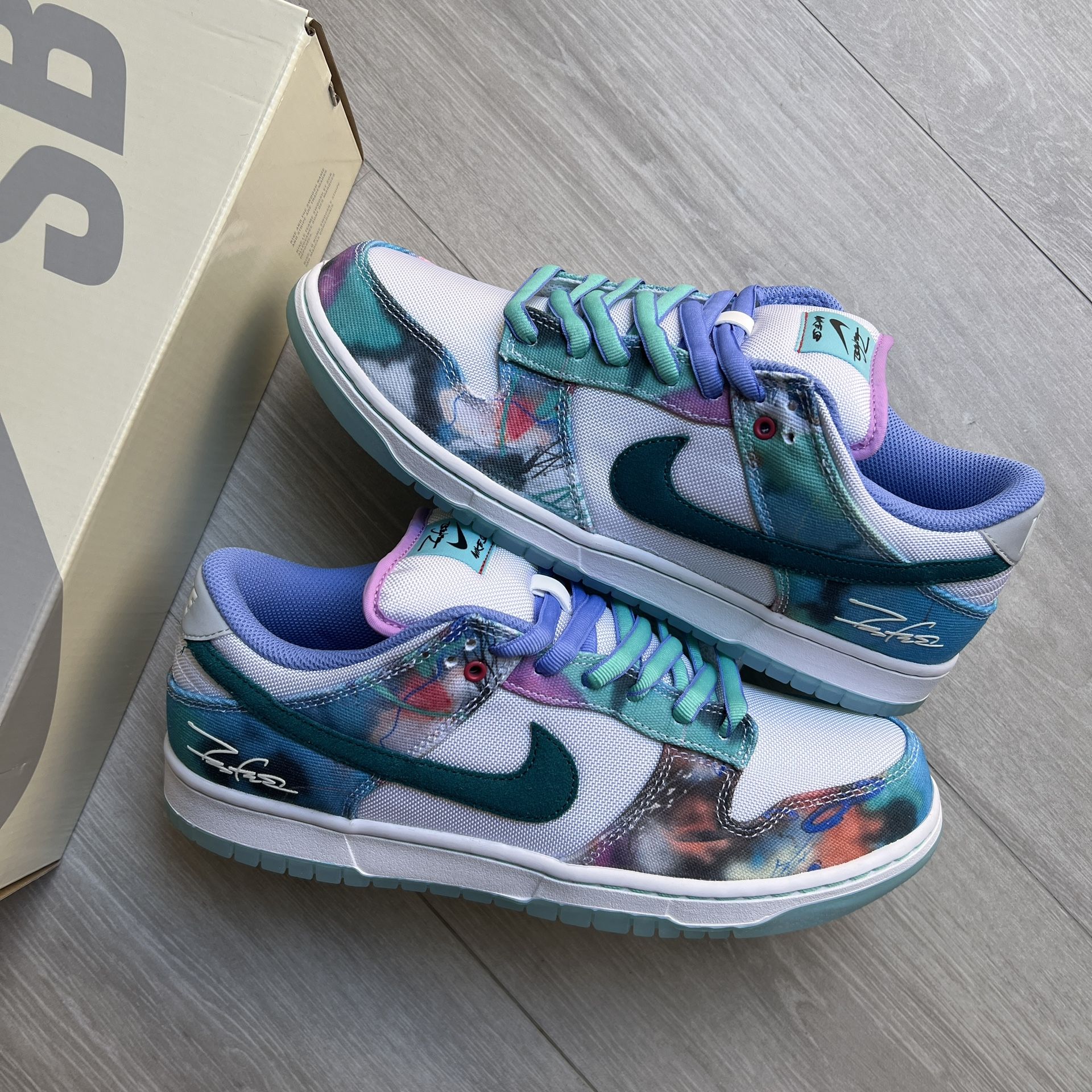 Nike SB Dunk Low Futura Laboratories US 10.5 (HF6061–400)