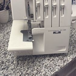 Juki Serger MO-114D