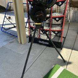 Pitching Machine With Baseball/softball Balls 