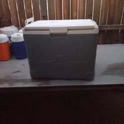 12Dc Volts Camping  Ice Chest Cooler By IGloo I ASK $45.00