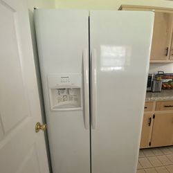 White Frigidaire refrigerator 