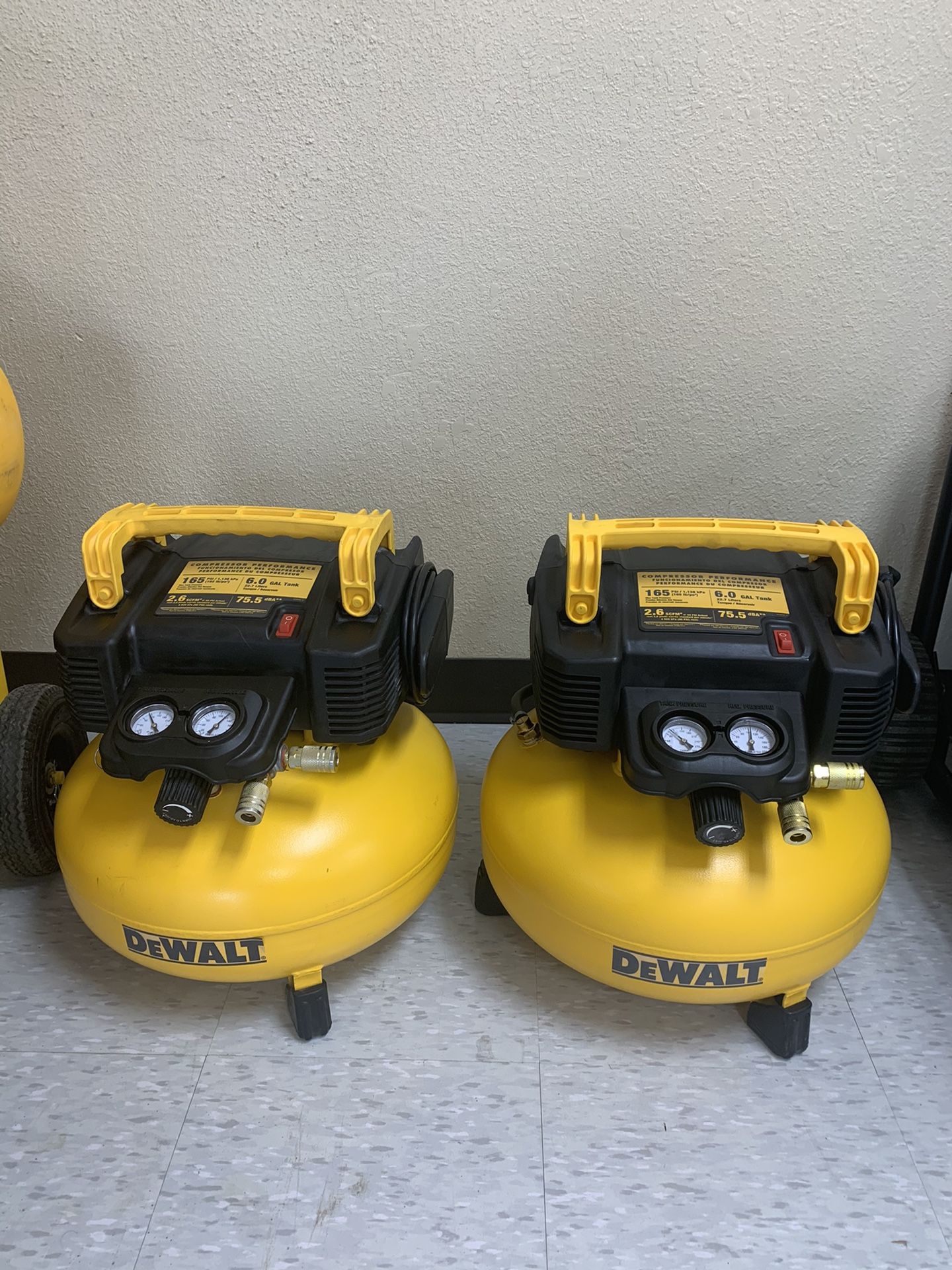 DEWALT DEWALT 6 Gal. 165 PSI Electric Pancake Air Compressor $ 99 each $ cada uno