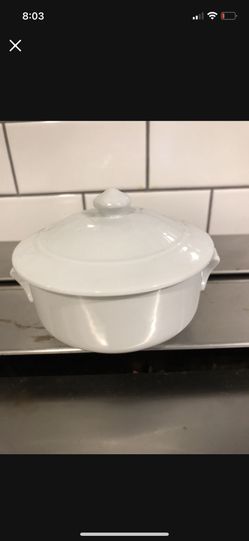 Set of 8 cream soup bowls with lids