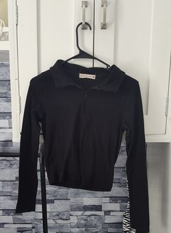 Fitted black zipper top