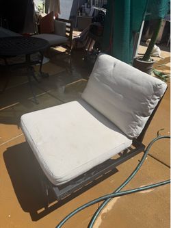 Like new metal patio chair
