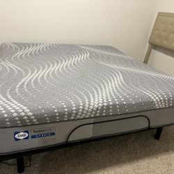 Sealy Posturepedic® Hybrid Mattress + Adjustable base