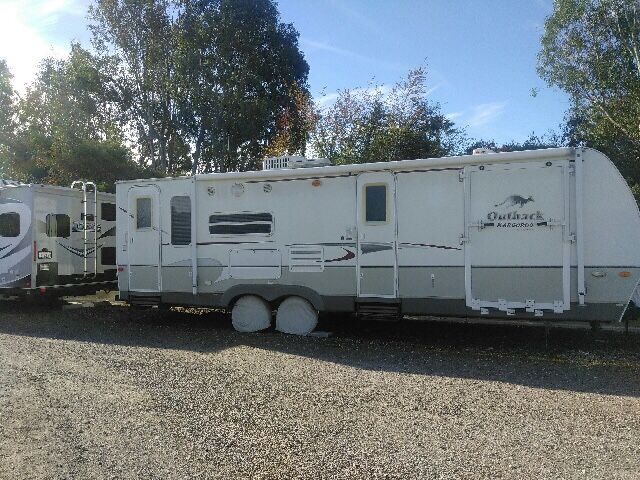 2008 28’ OUTBACK TRAVEL TRAILER WITH TOYHAULER. QUEEN BED & DINNING POPOUT