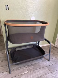 Baby basinet bedside