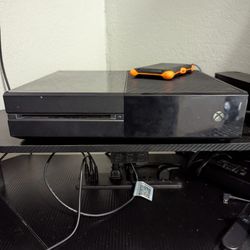 Xbox One. Battery Packs Four Controllers