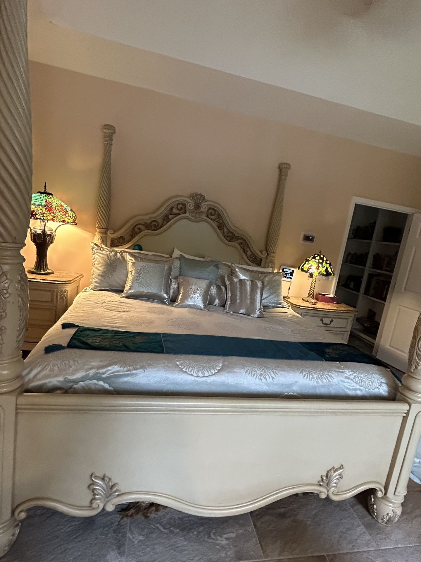 Bellasara Thomasville Bedroom Set. King