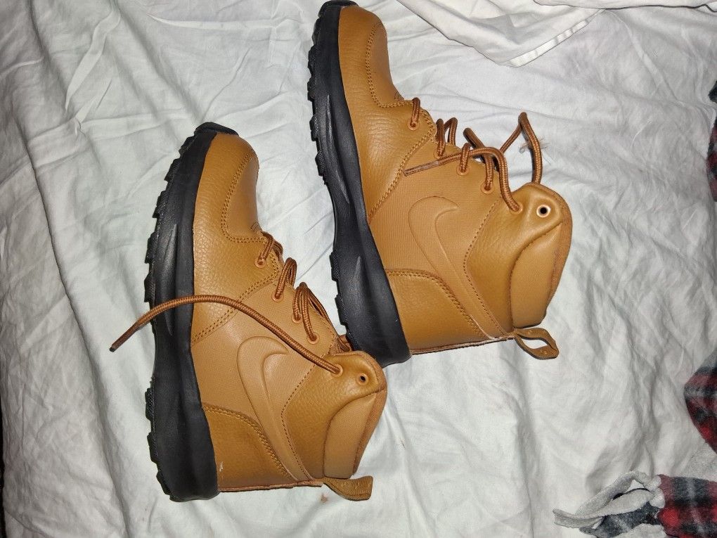 Sz 3y Nike Boots