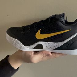 zapatilla de baloncesto Nike Kobe  Size 8
