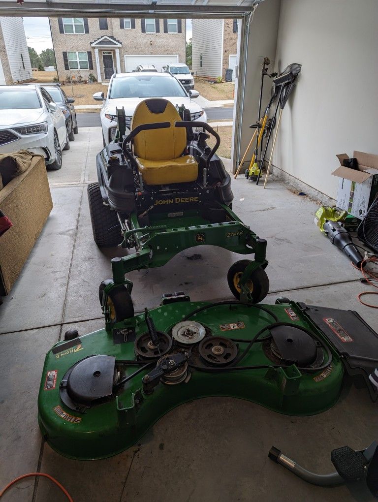 Riding John Deere Z915E