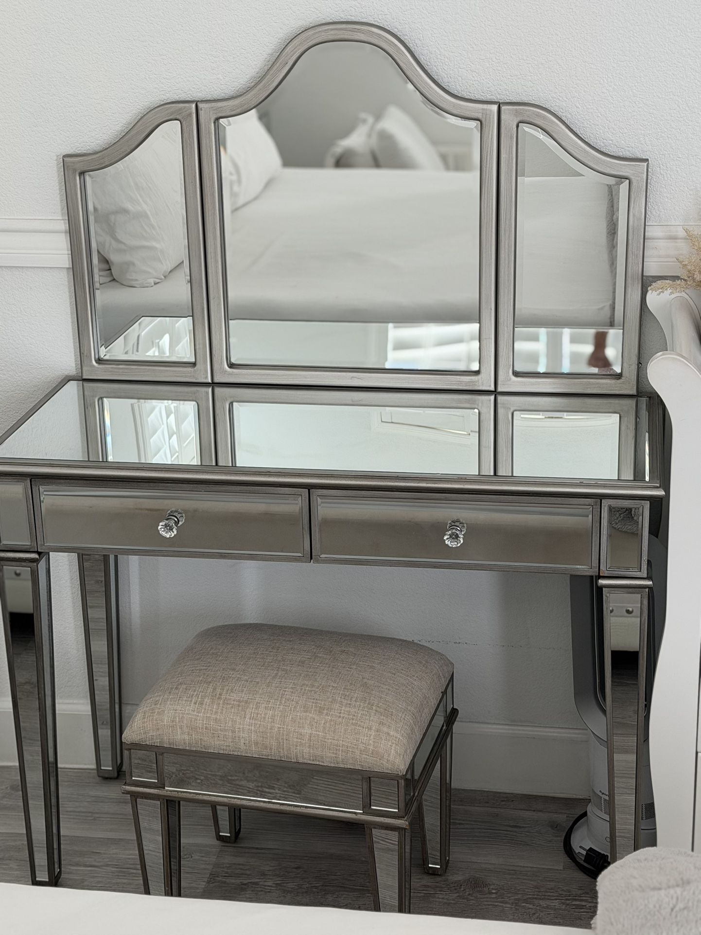 Makeup Vanity Mirror And Chair Set( $300)!!!