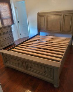 Beautiful Queen Size Bed with Mattress