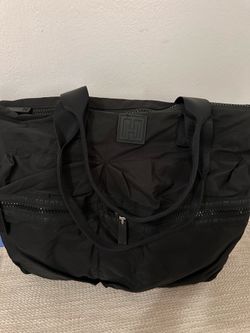 Cartera o bolso negro.