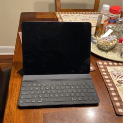 iPad Pro Max 12.9 Inch 256GB(Wi-Fi Only) + Apple Smart Keyboard