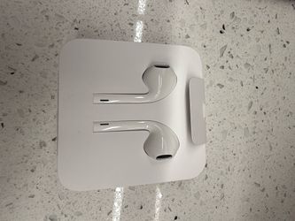Brand New Genuine Apple EarPods (Lightning Connector) – Factory Sealed  Description: Selling a brand new pair of genuine Apple EarPods with Lightning 