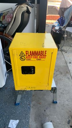 Flammable storage cabinet