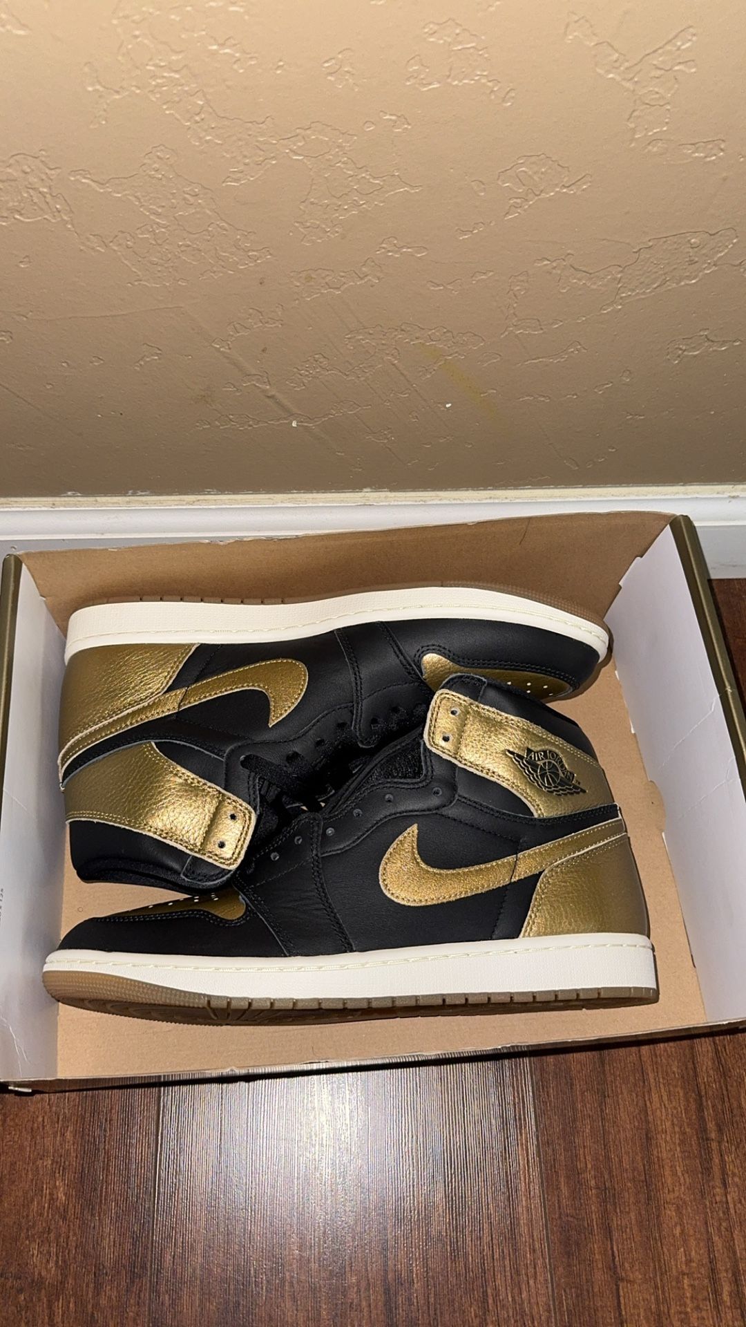 Air Jordan 1 Retro Black/Gold