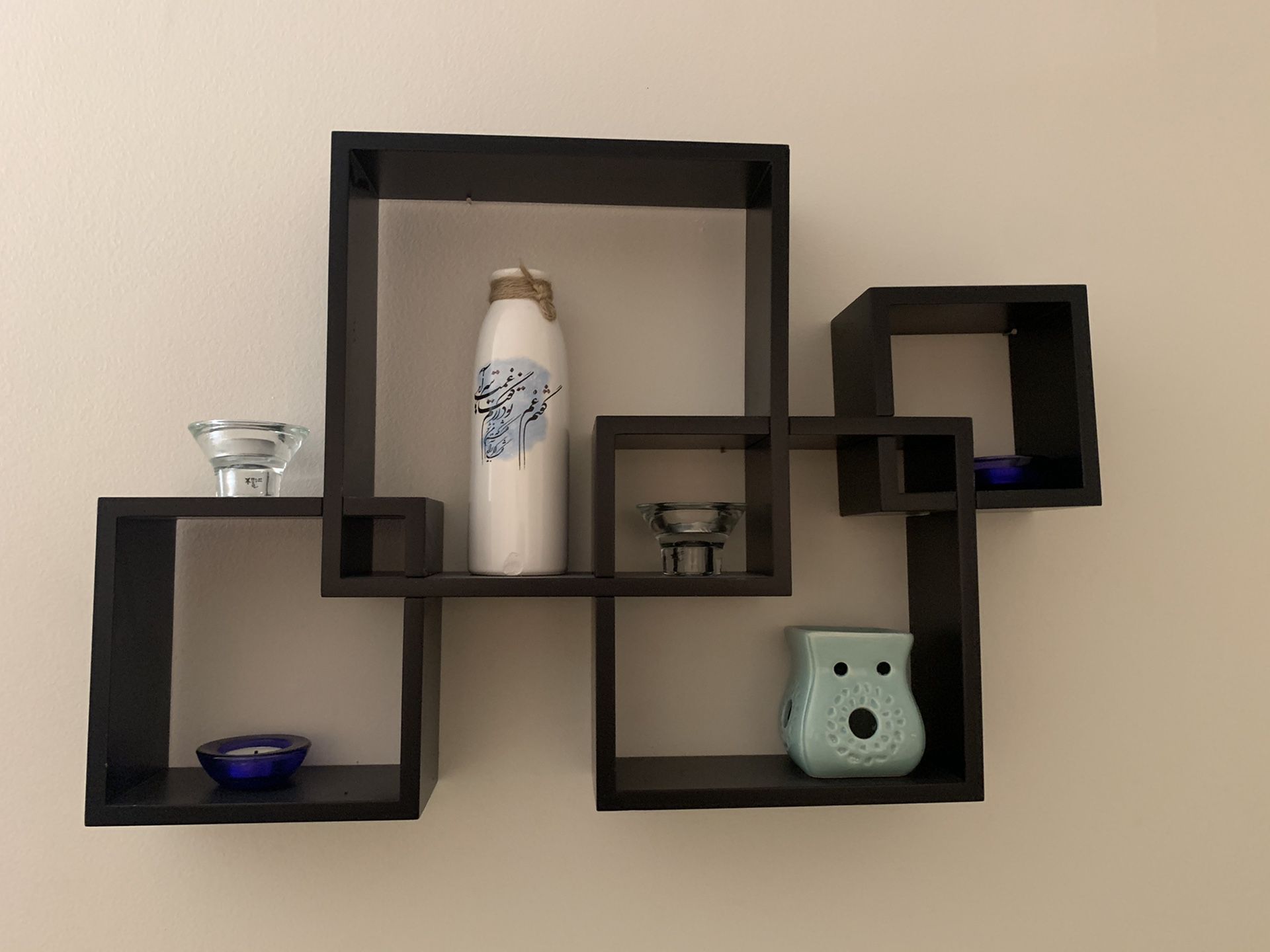 Intersecting cube shelves