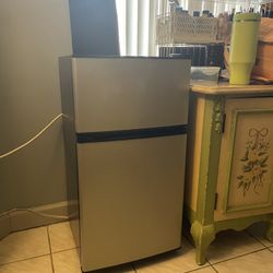 Mini Fridge 3.5 Cubic Feet