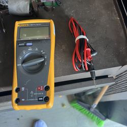 Fluke 21 Series III Handheld Portable Digital Multimeter 600V, 10A, 32MOhm