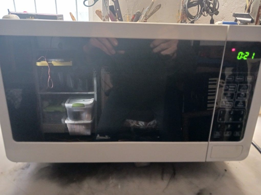 AVANTI Microwave Oven. New