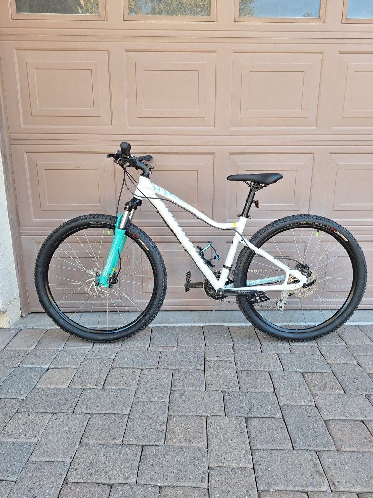 SPECIALIZED JYNX 27.5 INCH MOUNTAIN BIKE LIKE NEW ( MEDIUM) CHECK MY OTHER BIKES