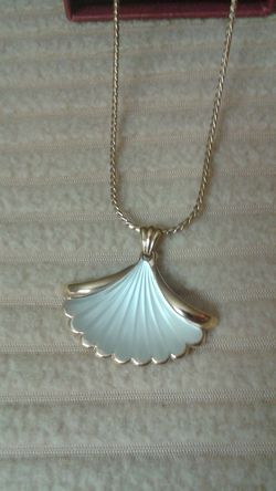 Shell pendant & chain