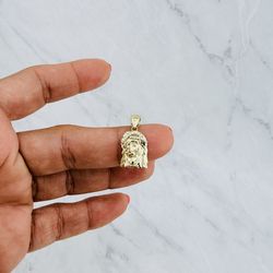 10K Gold Jesus Divine Face Pendant – Small Religious Medal         •	Material: Real 10K solid gold 	•	Length: 15 mm (small size) 	•	Stone: White cubic