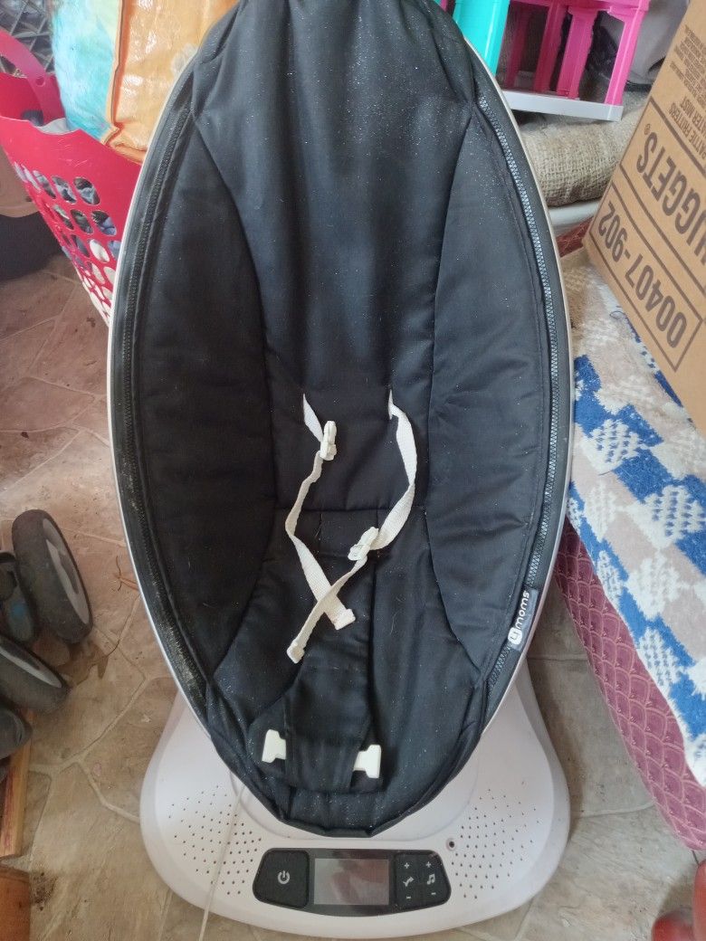 Two Baby Items 4moms Swing & Carry Bassinet